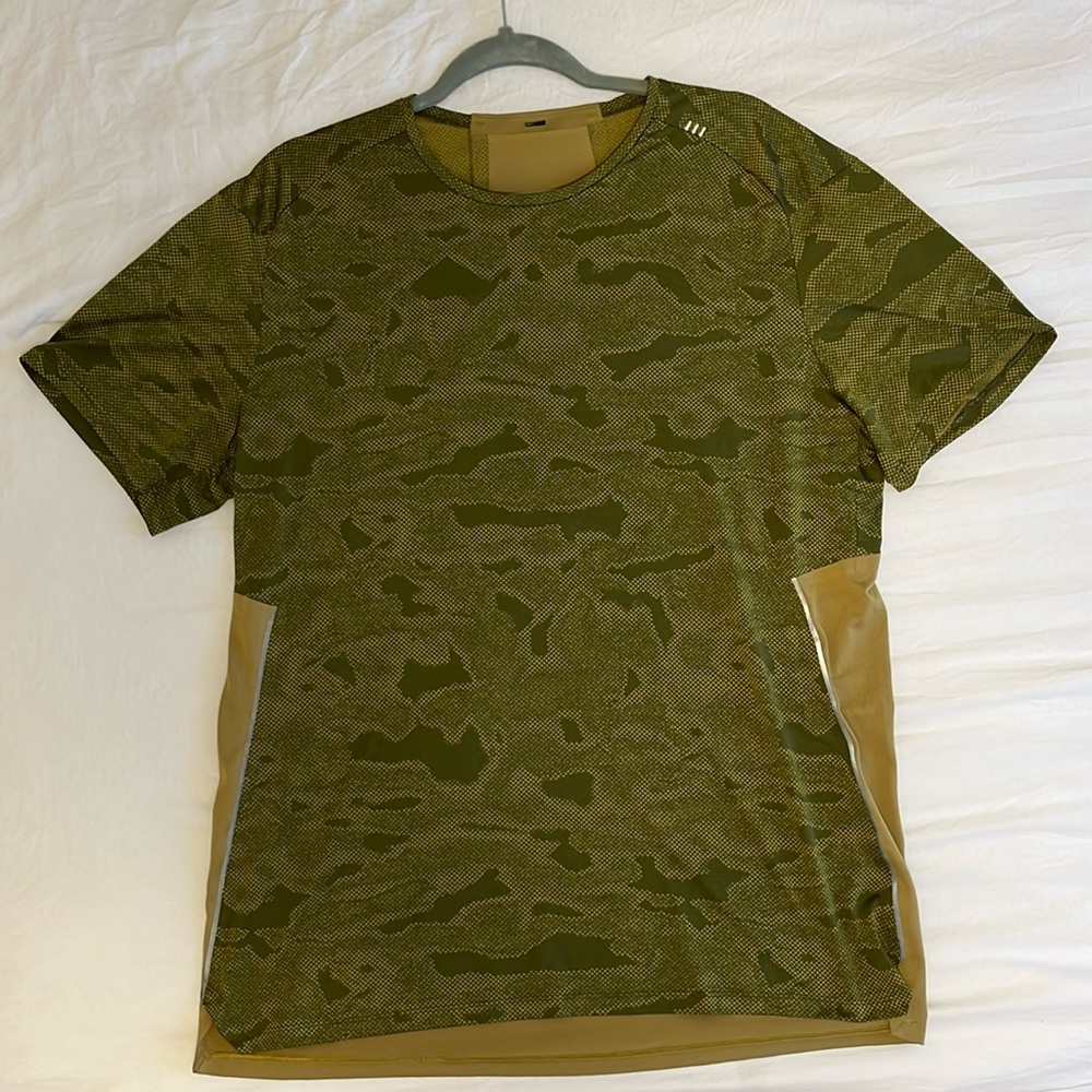 Unique Men's Lululemon shirt. Green Chroma Camo.